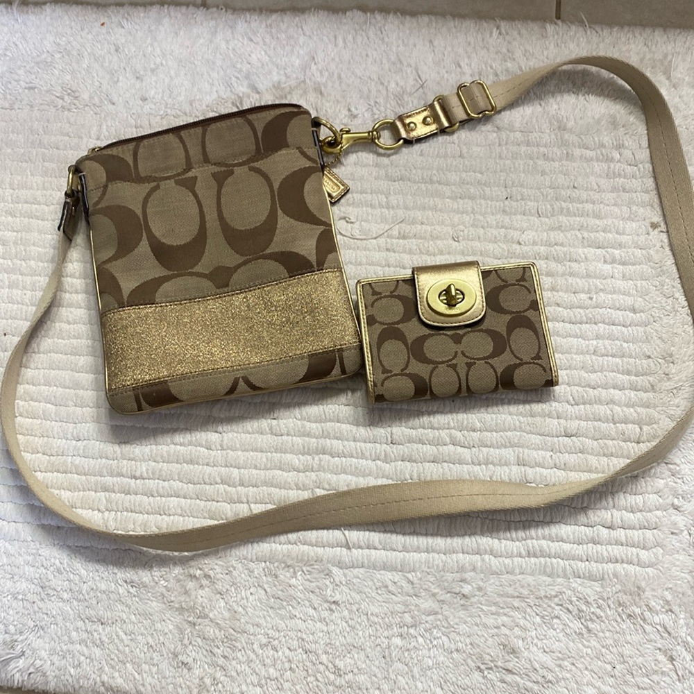 Women’s Coach purse with wallet